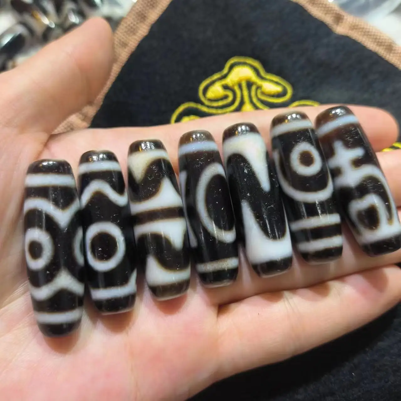 

1pcs/lot Natural Old Agate Dzi Black and White weathered pattern white core Various patterns rare breed accessories gem jewelry