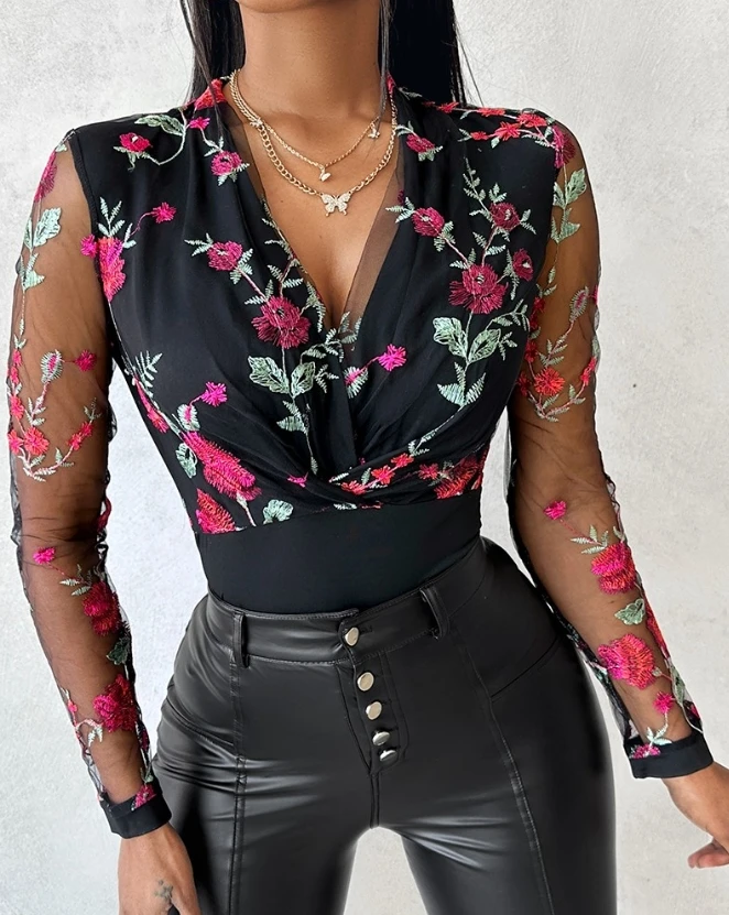 Рисунок 3 - Женская блуза с цветочной вышивкой