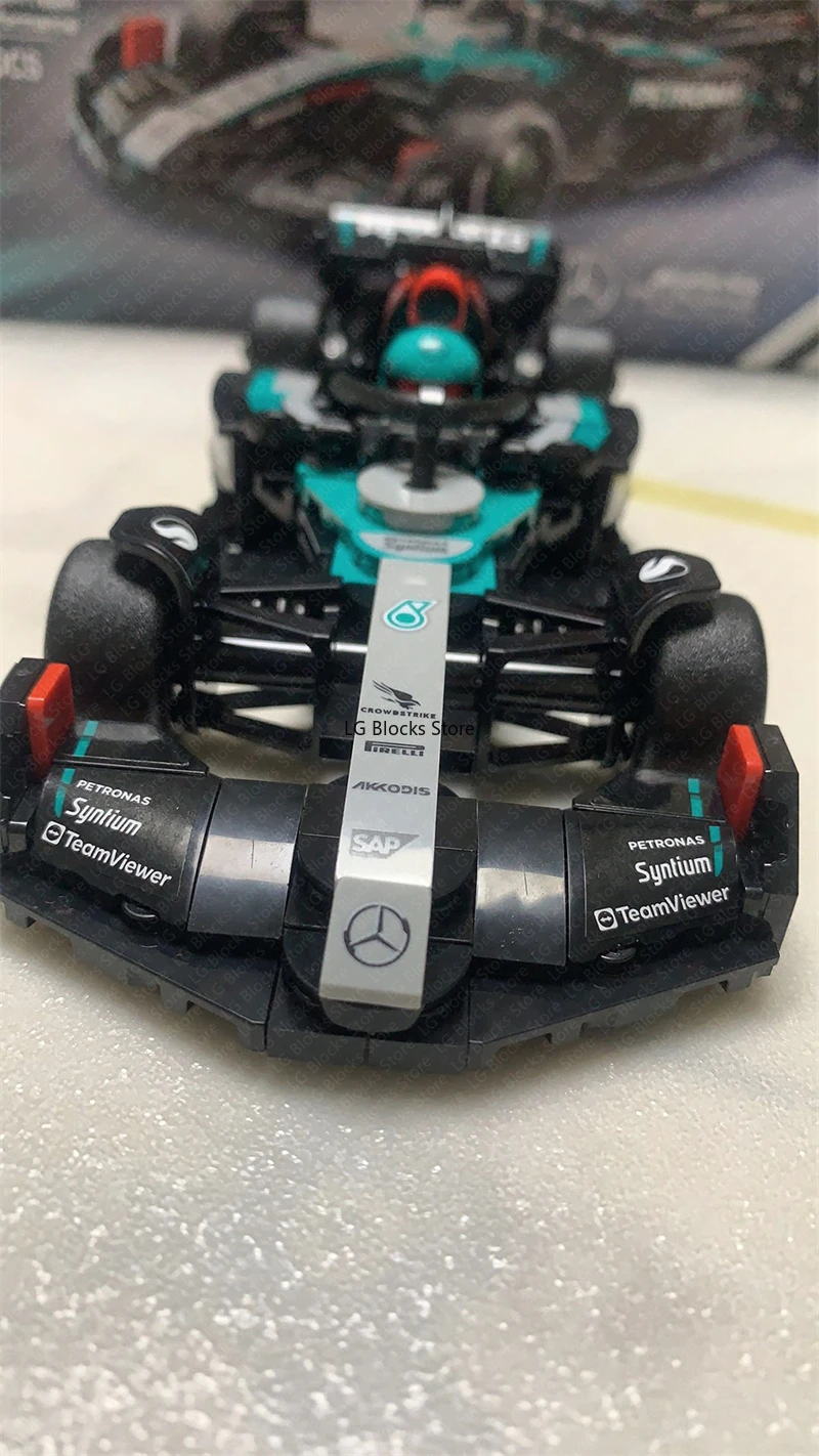 LEGO® Speed Champions Mercedes-AMG PETRONAS F1® Team Race