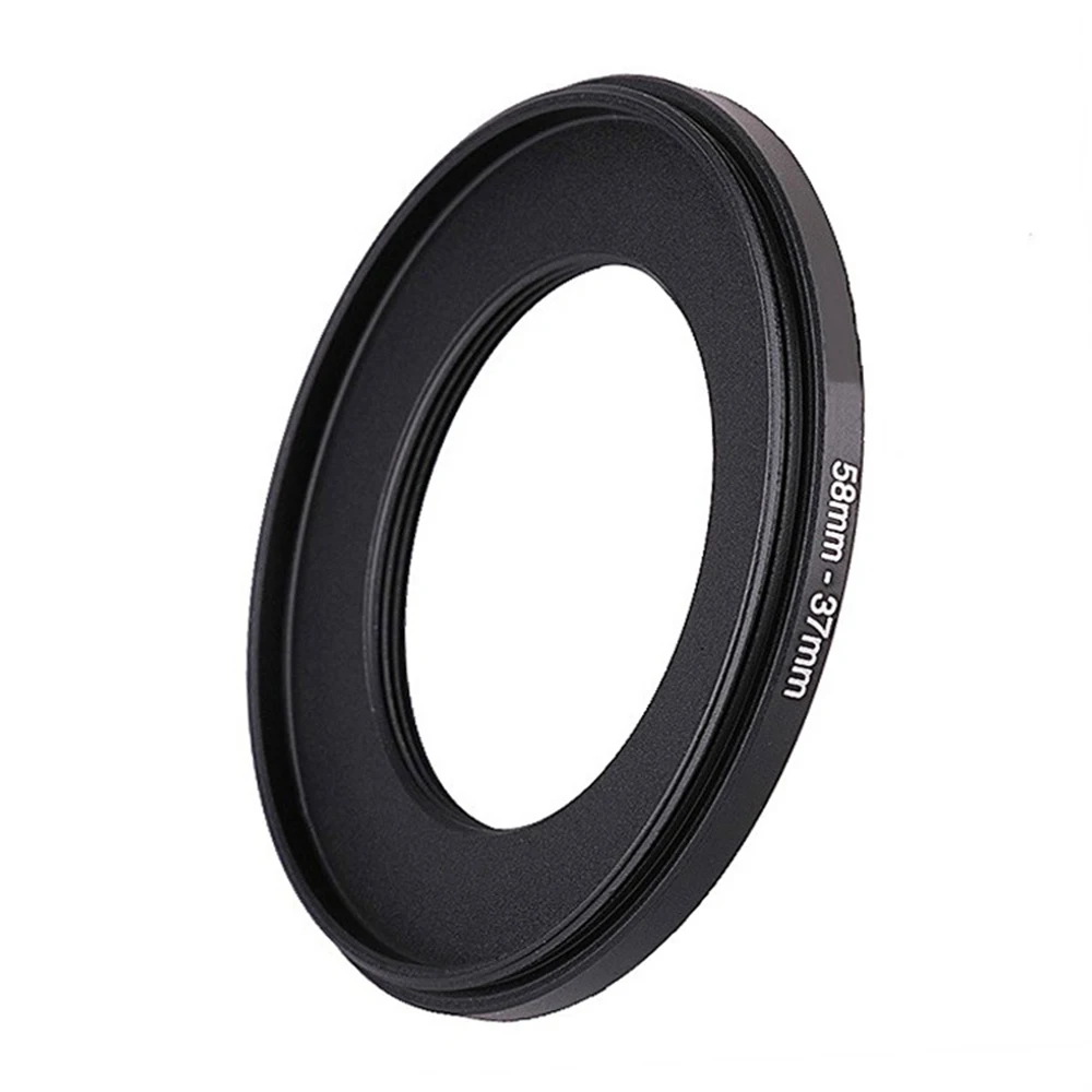 Filtre objectif 58mm vert émeraude incliné, capturant la lumière et les couleurs
