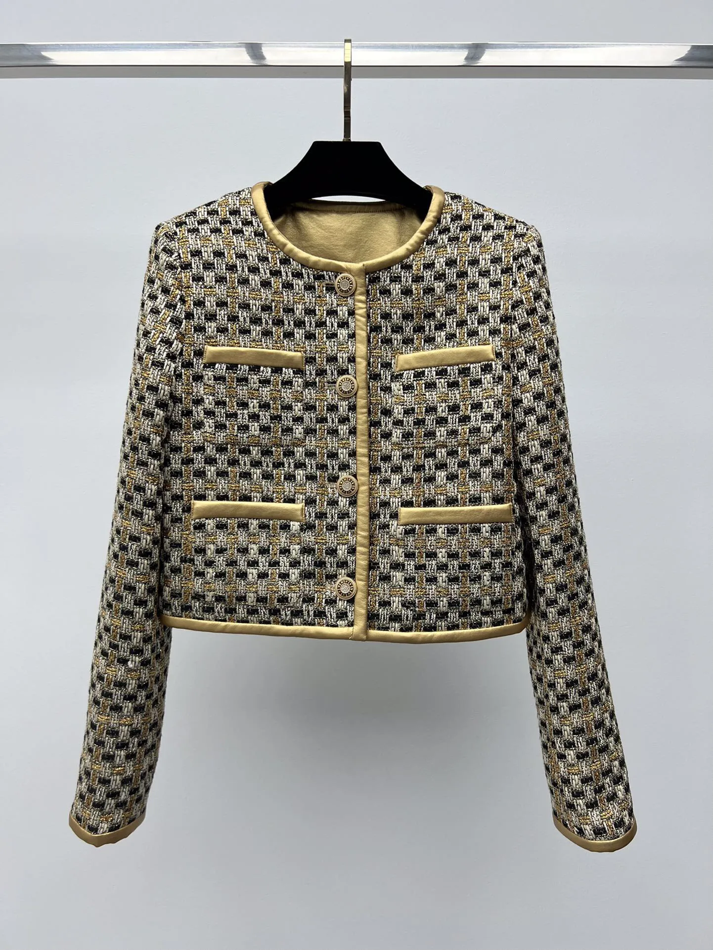 

2024 Early Spring New Women's Wear Classic Retro Small round Neck Single Row Gold Buckle Gold Silk Woven Tweed Coat 1209