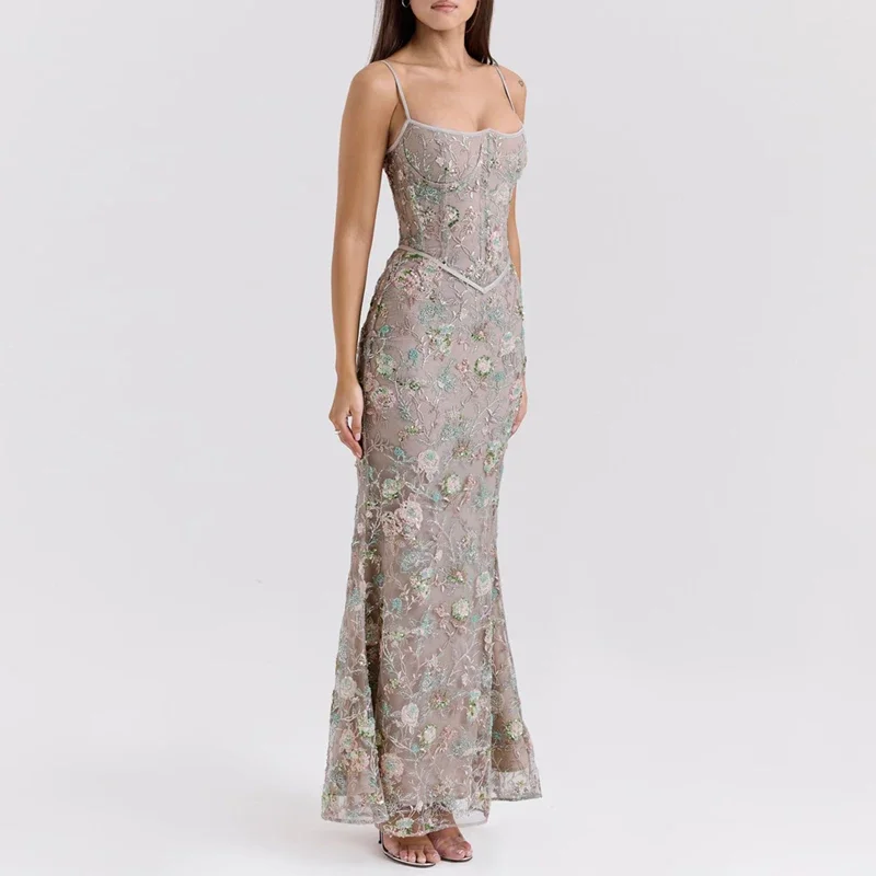 فستان ذهبي بنقشة فاخرة وقصة ميرميد أنيقة