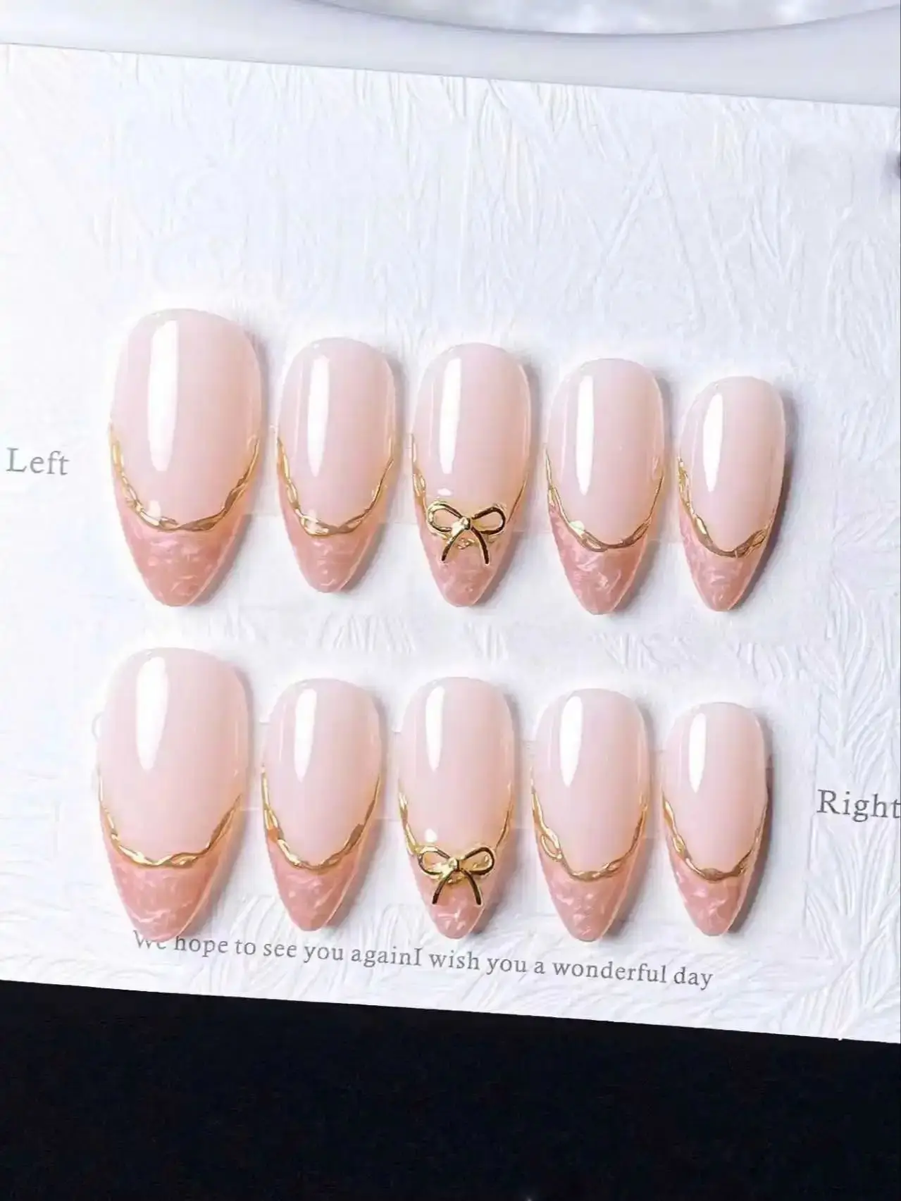 10 pieces of pure handcrafted almond-shaped nails with a pink, threaded, French-style edge and a bow, simple yet stylish.