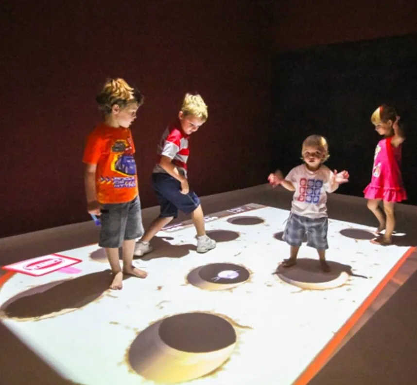 Проектор для домашнего кинотеатра. Компьютерная игра на проекторе. Игры через проектор. Игры через проектор. Интерактивный пол.