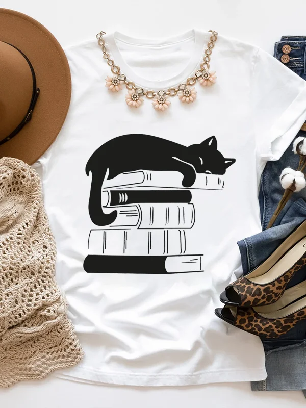 

Funny Cute Black Cat Sleeping on A Pile of Books Print Female T-shirt New Elegance Literary Stylish Librarian Lover Girl Tee