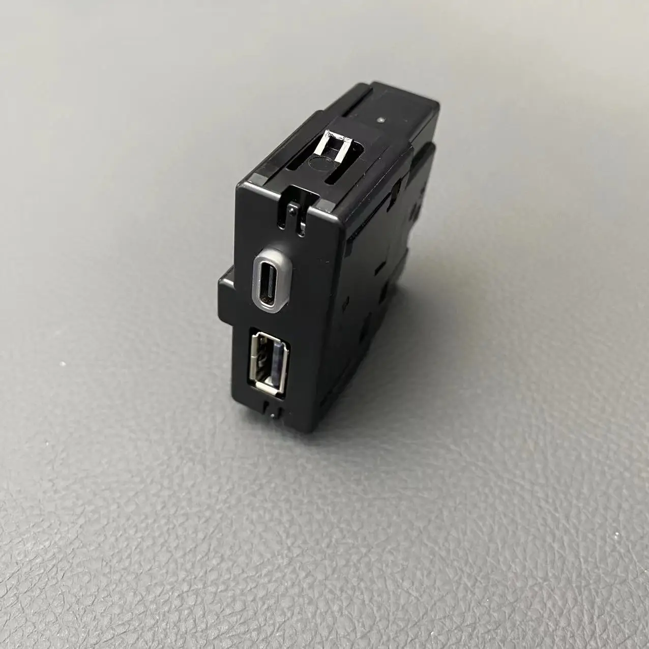 Adattatore per presa USB per sedile posteriore 5QD035726L compatibile