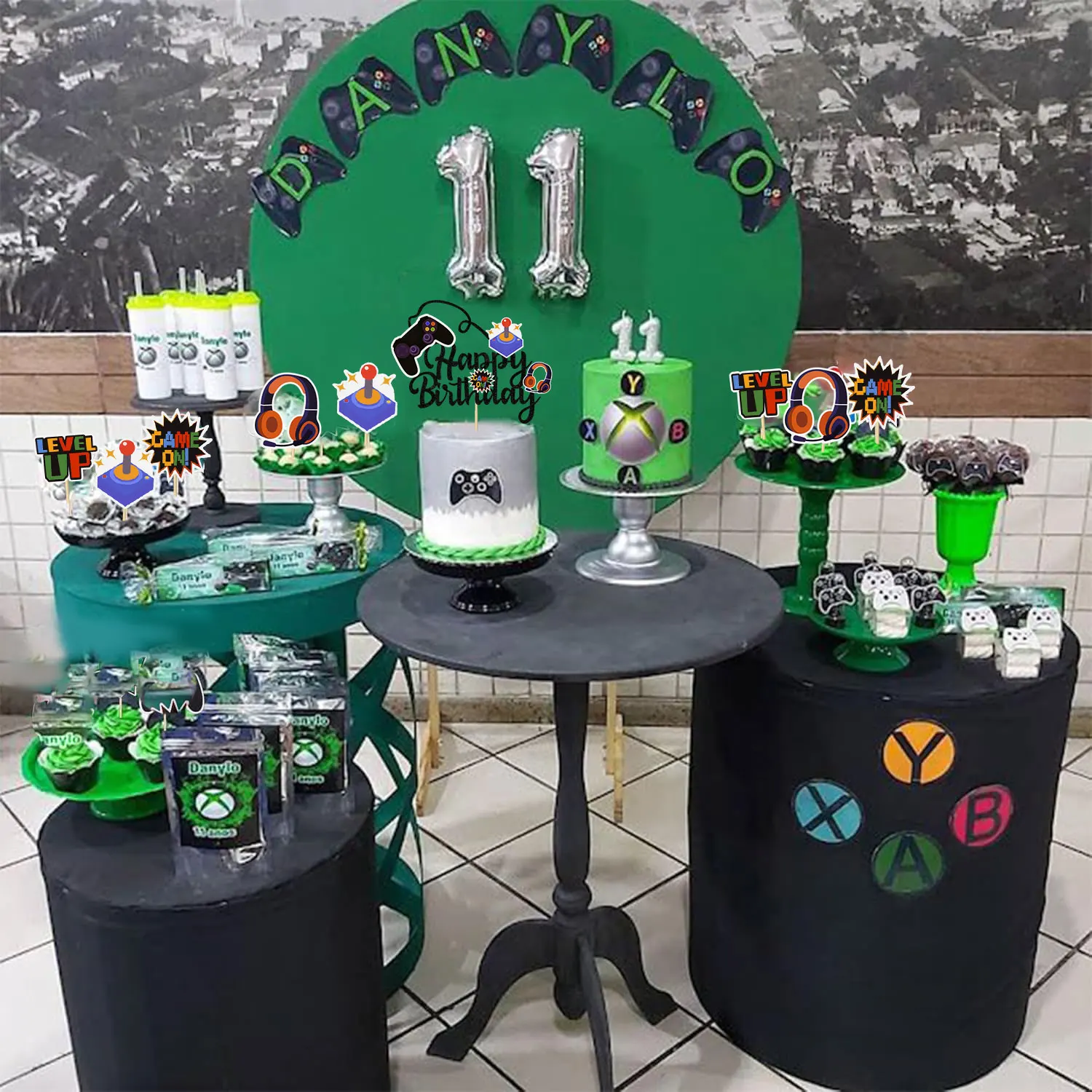 torta a tema videogiochi decorazione con cuffie e controller a sfera per la festa di compleanno