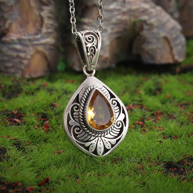 Collar con colgante con diseño de piedras preciosas de citrino en forma