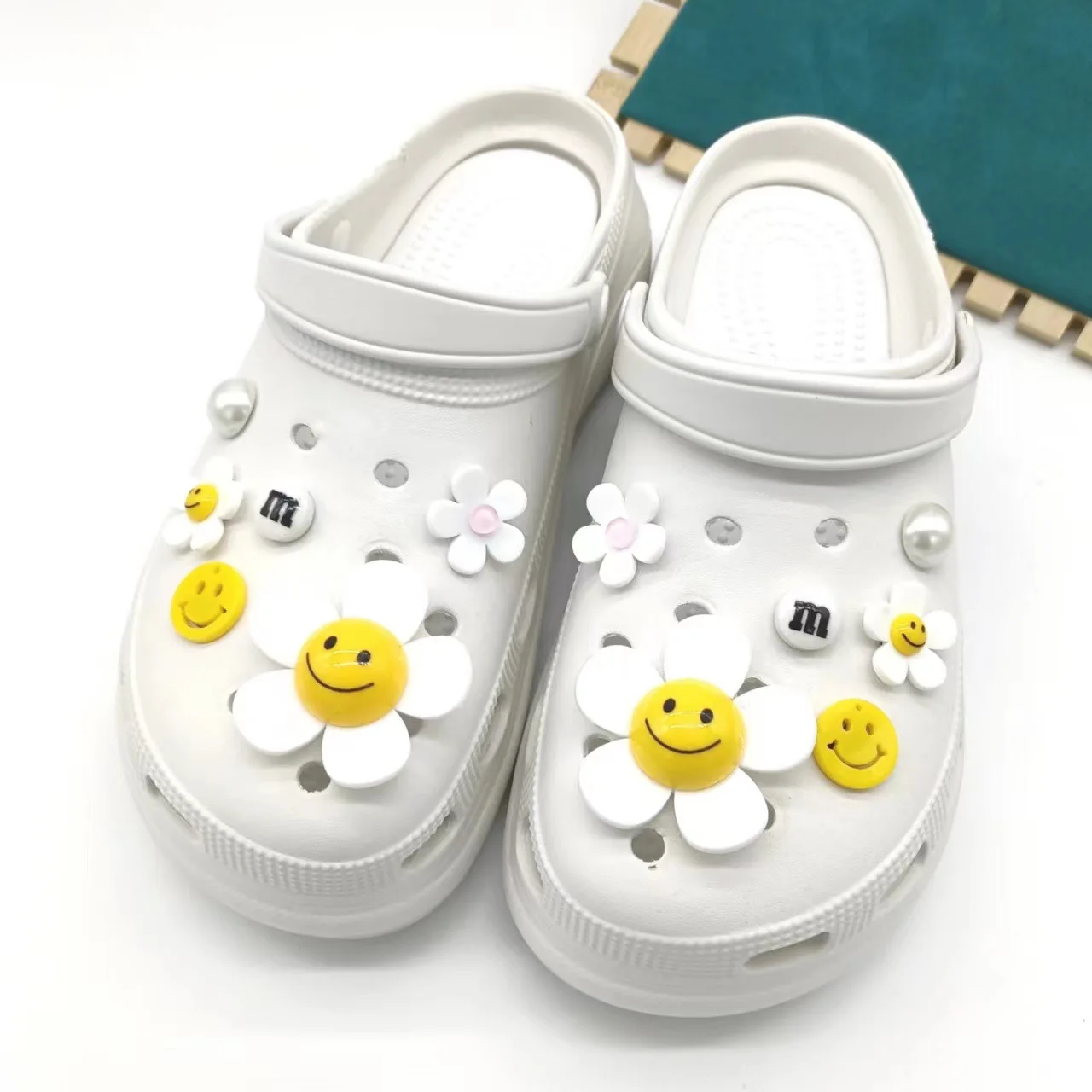 

Creative Sun Flower Smiley Face Hole Shoes Shoe Charms Decoration Shoe Buckle M Bean Pearl 3D Shoes Flower Accessories