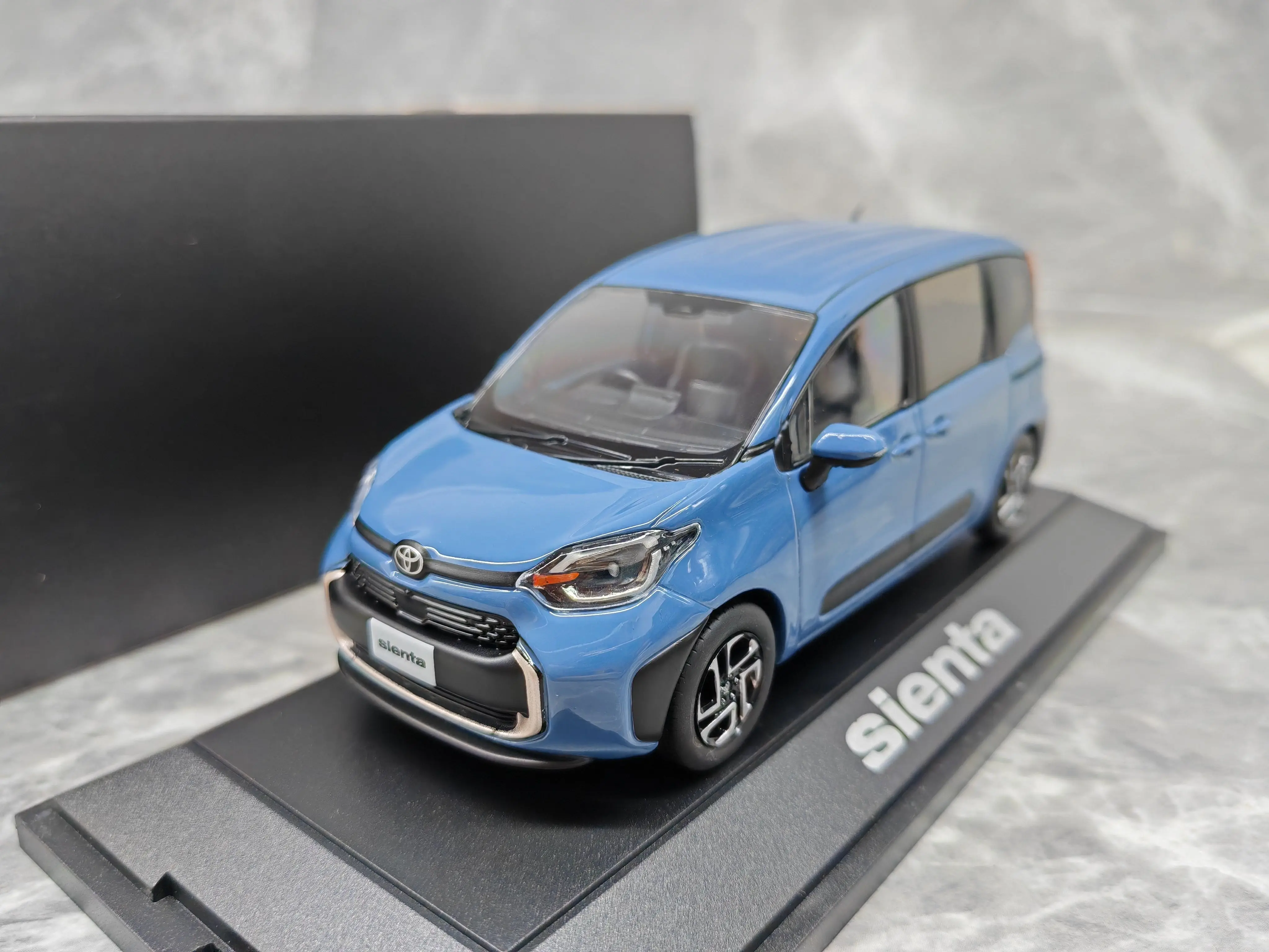 Diecast 1/30 Scale Toyota Sienta Small Sena MPV Alloy Car Model