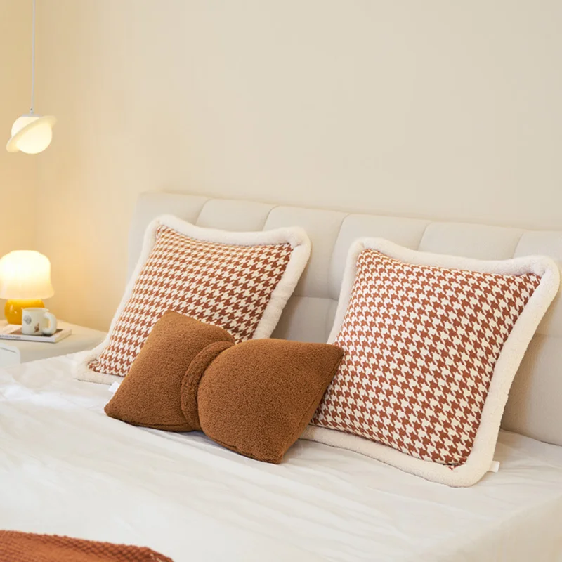 

Hugging Sofa Cushions Chair Living Room Filling Luxury Aesthetic Cushions Kawaii Modern Cover Decoration Maison Anime Pillow