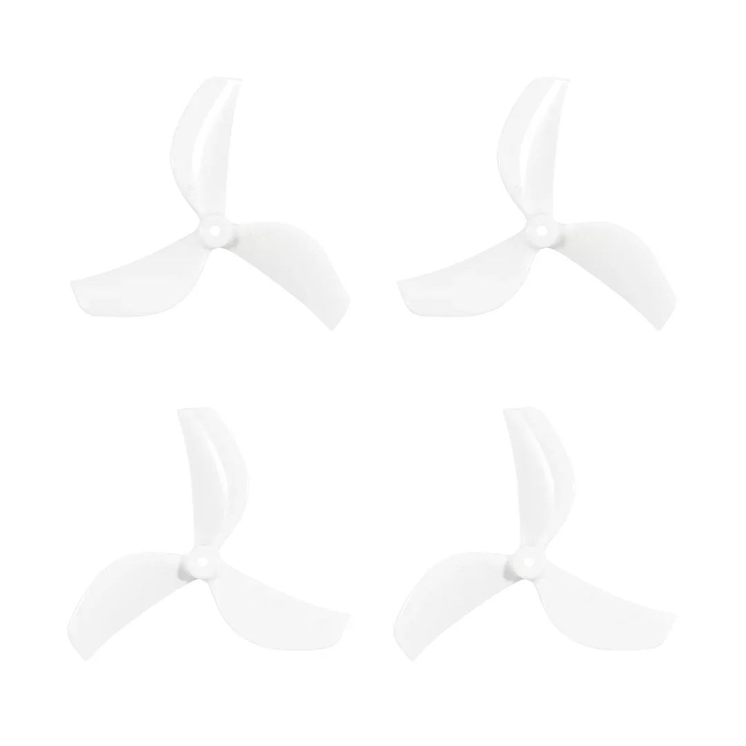 Hélices Gemfan 45mm montées sur drone FPV freestyle, pales noires contrastées.