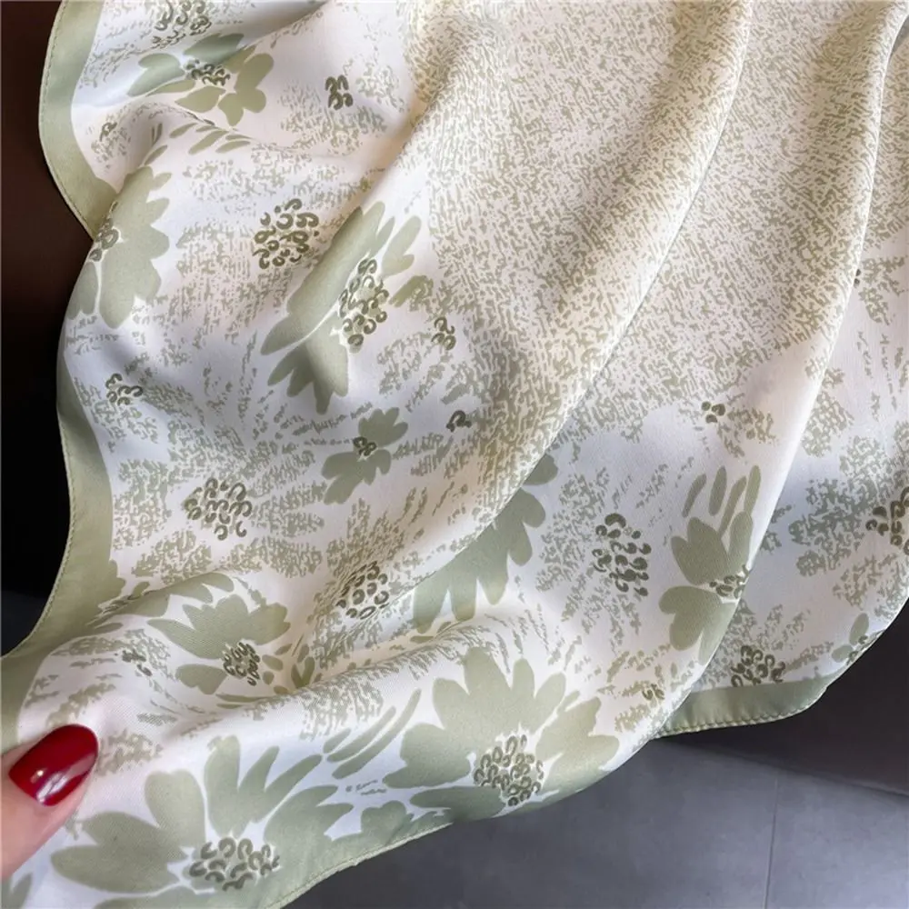 Рисунок 6 - Женский шелковый шарф с цветочным принтом