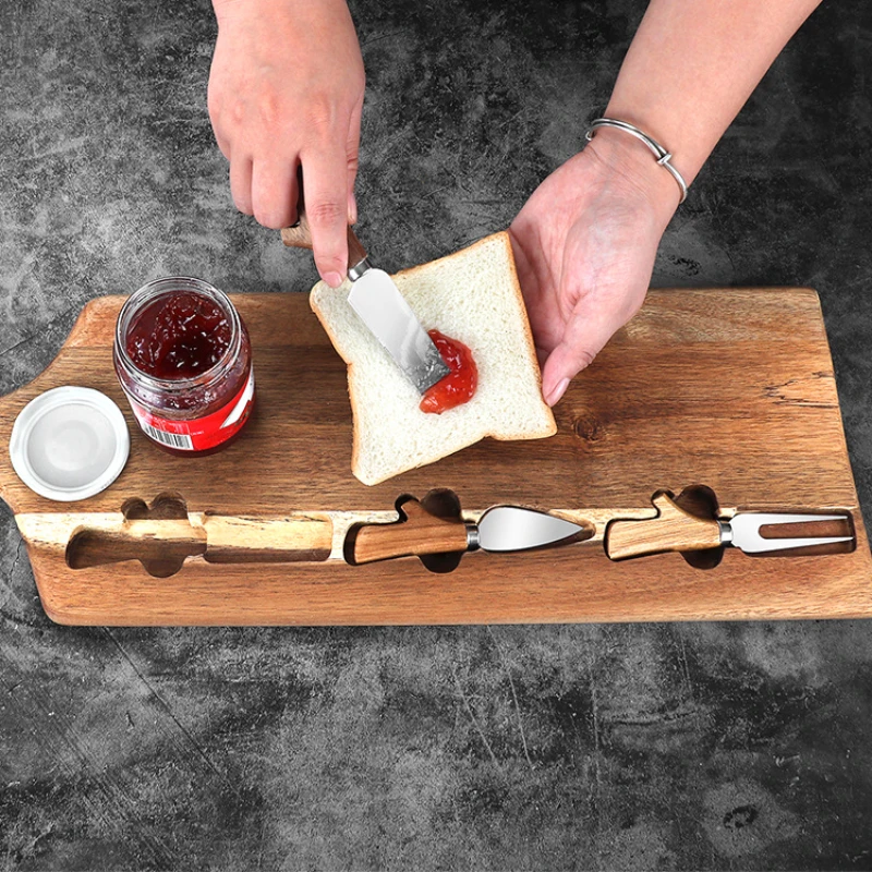 Tabla para queso con cuchillos elaborado en cerámica y acacia.