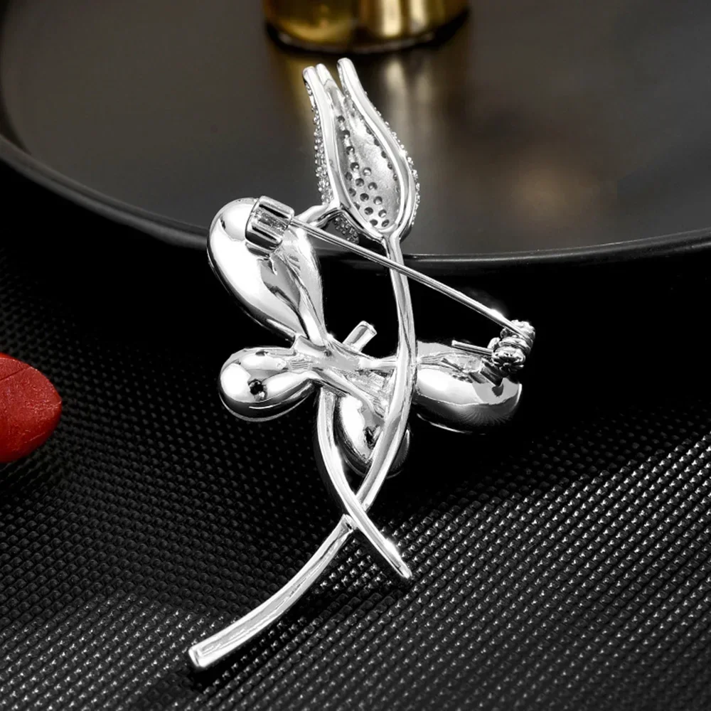 Luxurious Crystal Tulip Brooch Pin for Women Elegant Blue Butterfly Insect Corsage Clothes Decoration Jewelry Accessories