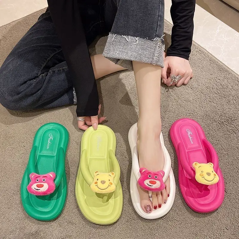 

Шлепанцы Kawaii для взрослых с мультяшными куклами летние Нескользящие шлепанцы для ванной комнаты с клубничным медведем милые шлепанцы для девушек подарки
