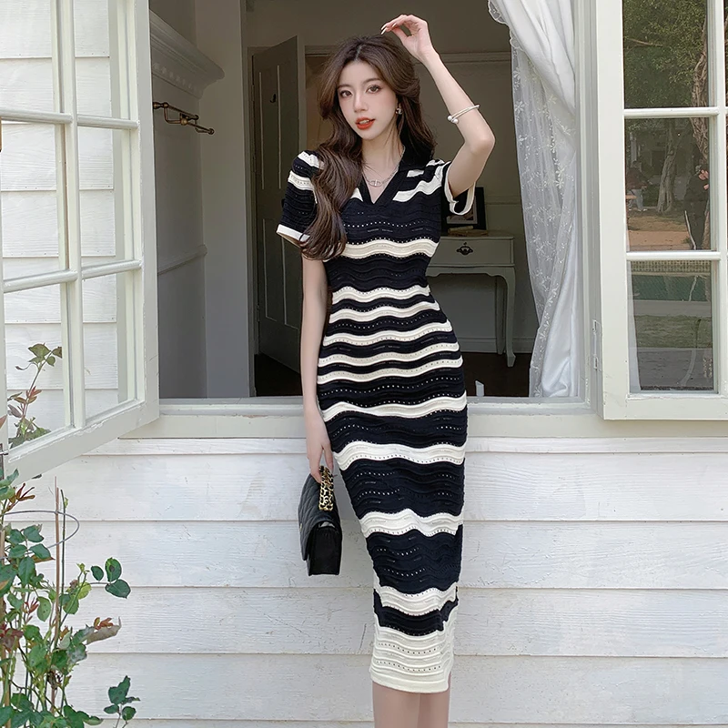 

2024 summer new retro niche striped knitted dress with V-neck and short sleeves slim fit and slim fit, paired with Hepburn style