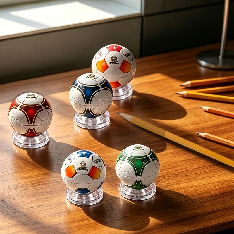 Temperino Manuale a Forma di Pallone da Calcio con Coperchio, 3 Fori per Matite di Diverse Dimensioni, Colore Casuale, Senza Elettricità - immagine 3