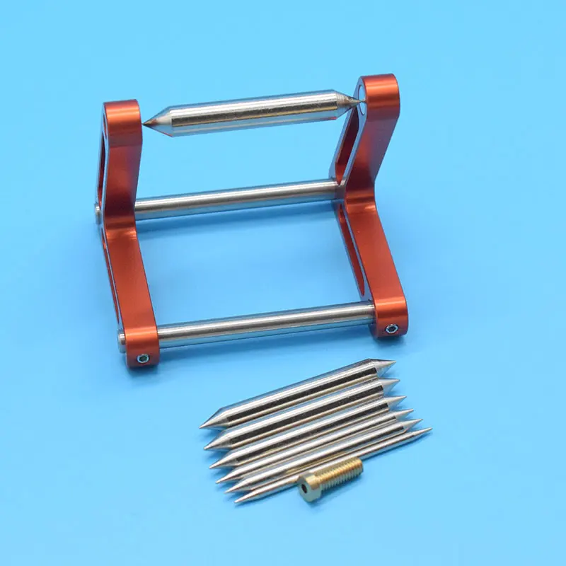 Utilisation de l'équilibreur d'hélice magnétique pour bateau RC, avec une hélice montée et en cours d'équilibrage, sur fond neutre.