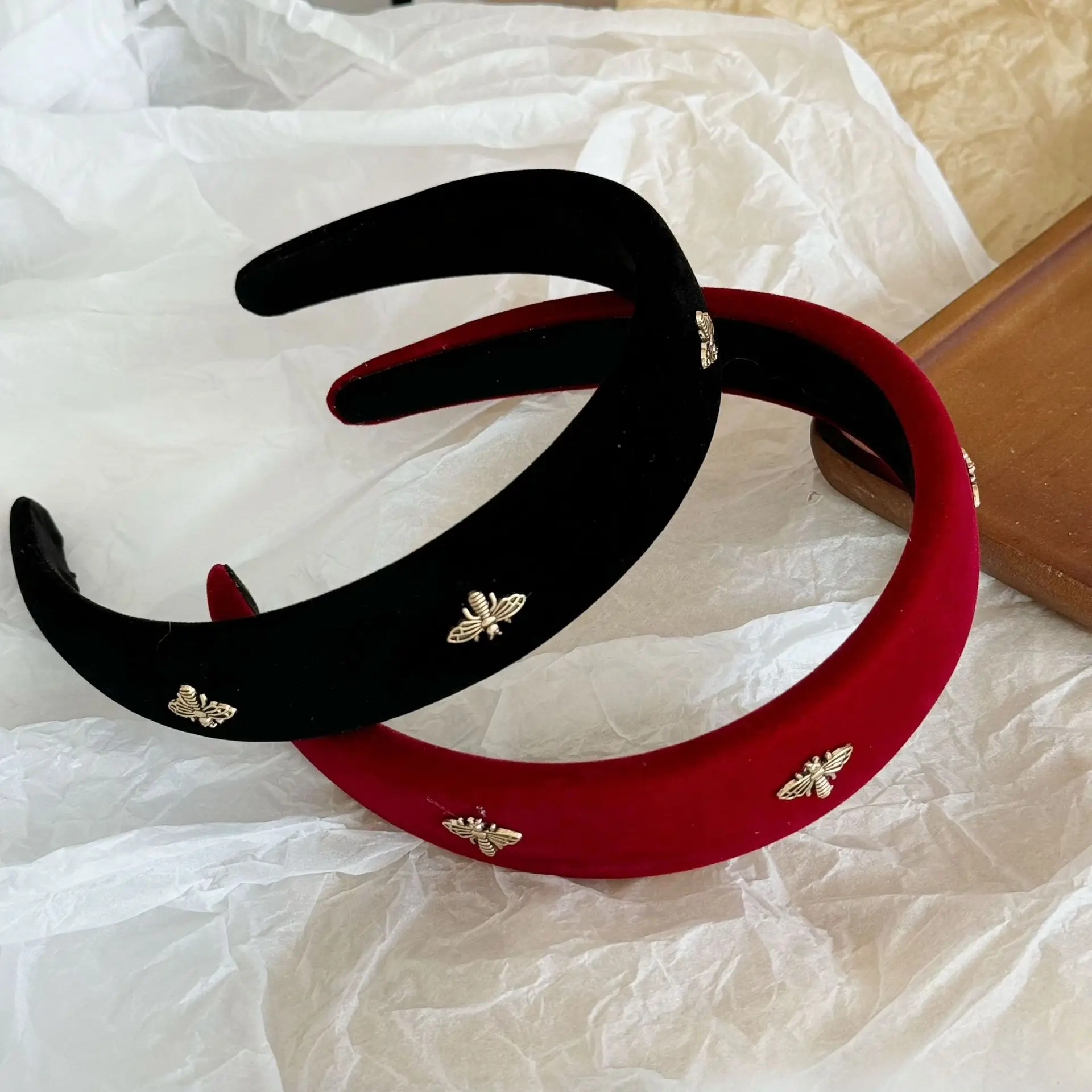 Schwarzes Samt-Haarband mit niedlichem, kleinem Bienen-Design, perfekt zum Erstellen eines hochvolumigen Look in der Winter- und Herbstsaison.