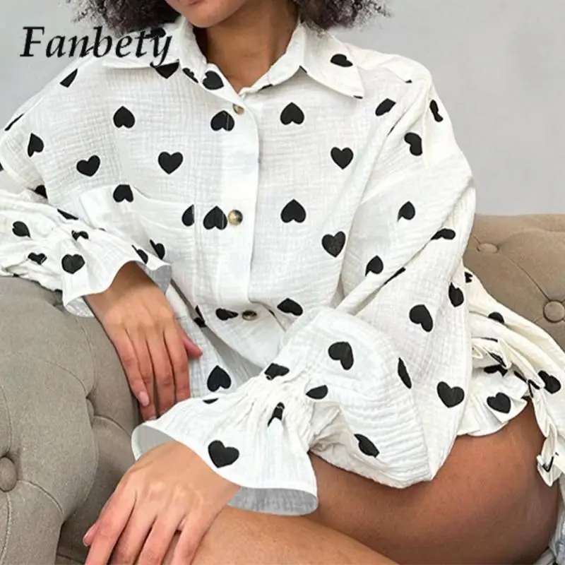 

2024 простая Домашняя одежда, повседневный удобный комплект из двух предметов с принтом «ленивая любовь», элегантный комбинированный топ с роговыми рукавами и оборками по краям и шорты