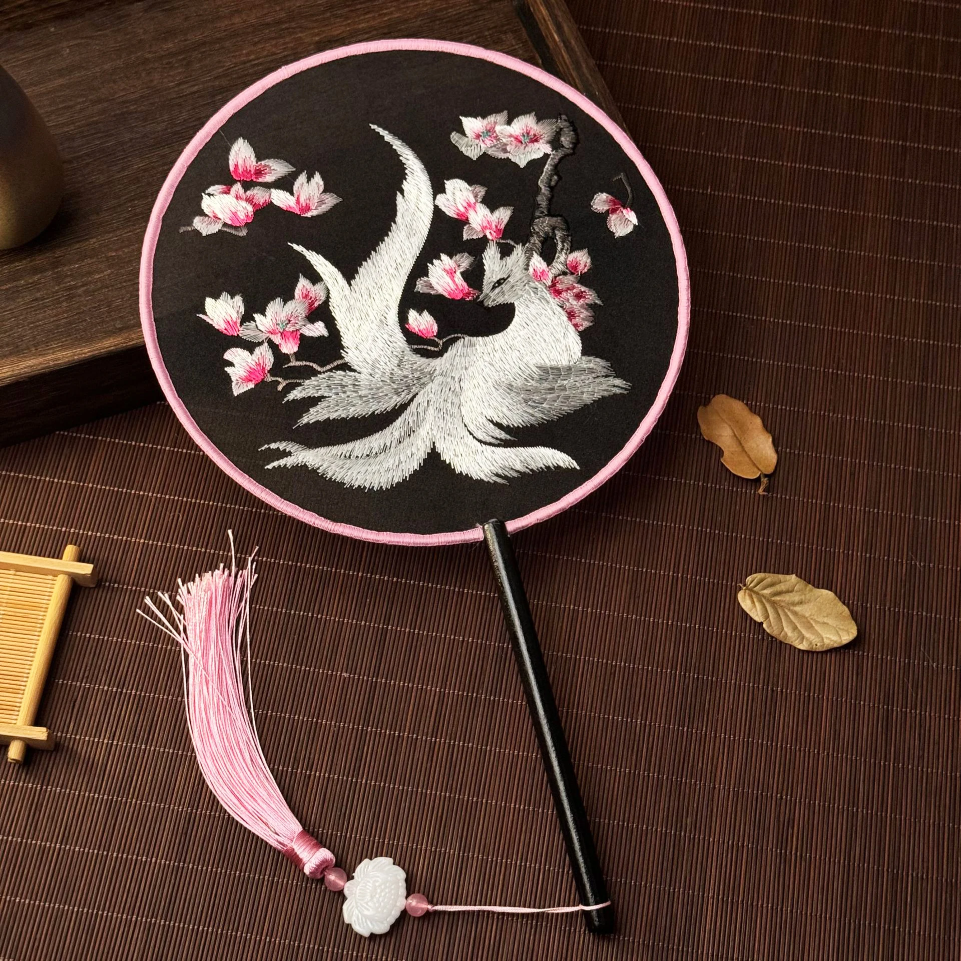Vintage Hand Fan Chinese Ancient Style Phoenix Silk Embroidered Round Fan Ornaments Dance Performance Props Home Decoration hand fan,silk fans