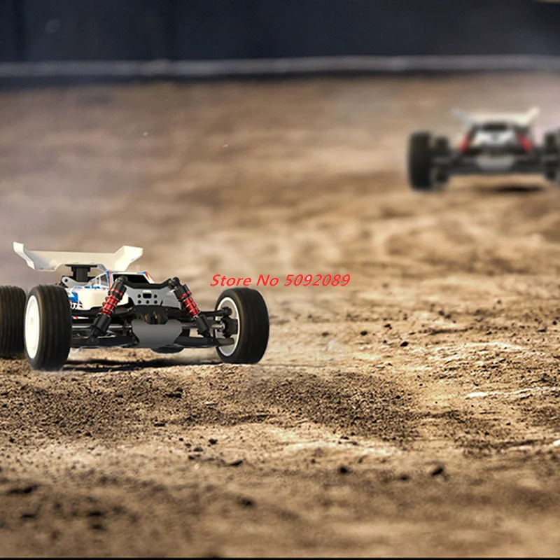 Suspension et roues crantées du buggy RC 4WD 50KMH sur un terrain rocailleux