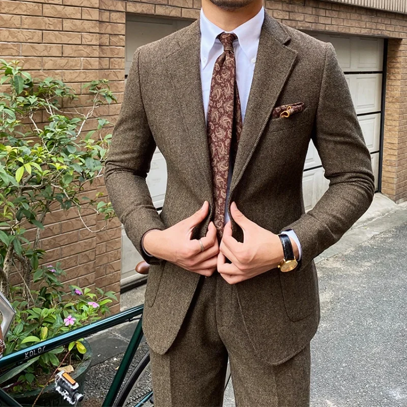 2025 Nuovo abito da uomo monopetto in 2 pezzi retrò a spina di pesce stile spesso per l'autunno e l'inverno abito da banchetto formale elegante caldo 2