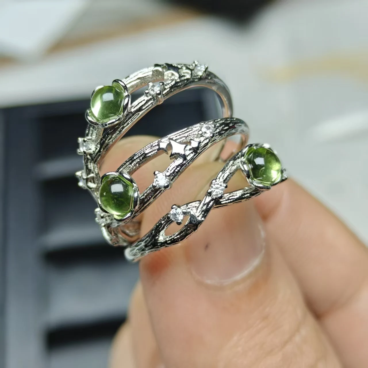 Großhandel Natürliche Peridot-Perlen Runde Kupferringe Modischer Hochschmuck, Bewegliche Ringe mit Verstellbarer Öffnung als Geschenk