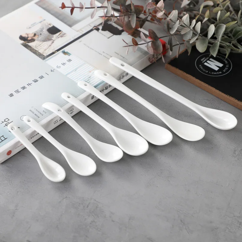 Cucchiaini Da Caffè Espresso Ceramica semplice cucchiaio di famiglia Bianco piccolo cucchiaio Mangiare Cucchiaio lungo manico di un cucchiaio ristorante albergo Spoon 5 pezzi Cucchiaino Da Caffè