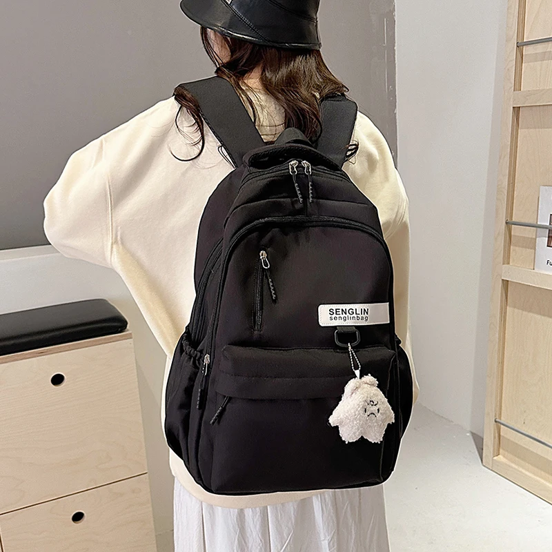 حقيبة ظهر حمراء عصرية للنساء ذات سعة كبيرة وخفيفة الوزن وحقيبة مدرسية كاجوال للسفر وحقيبة ركاب يومية مع قلادة لطيفة