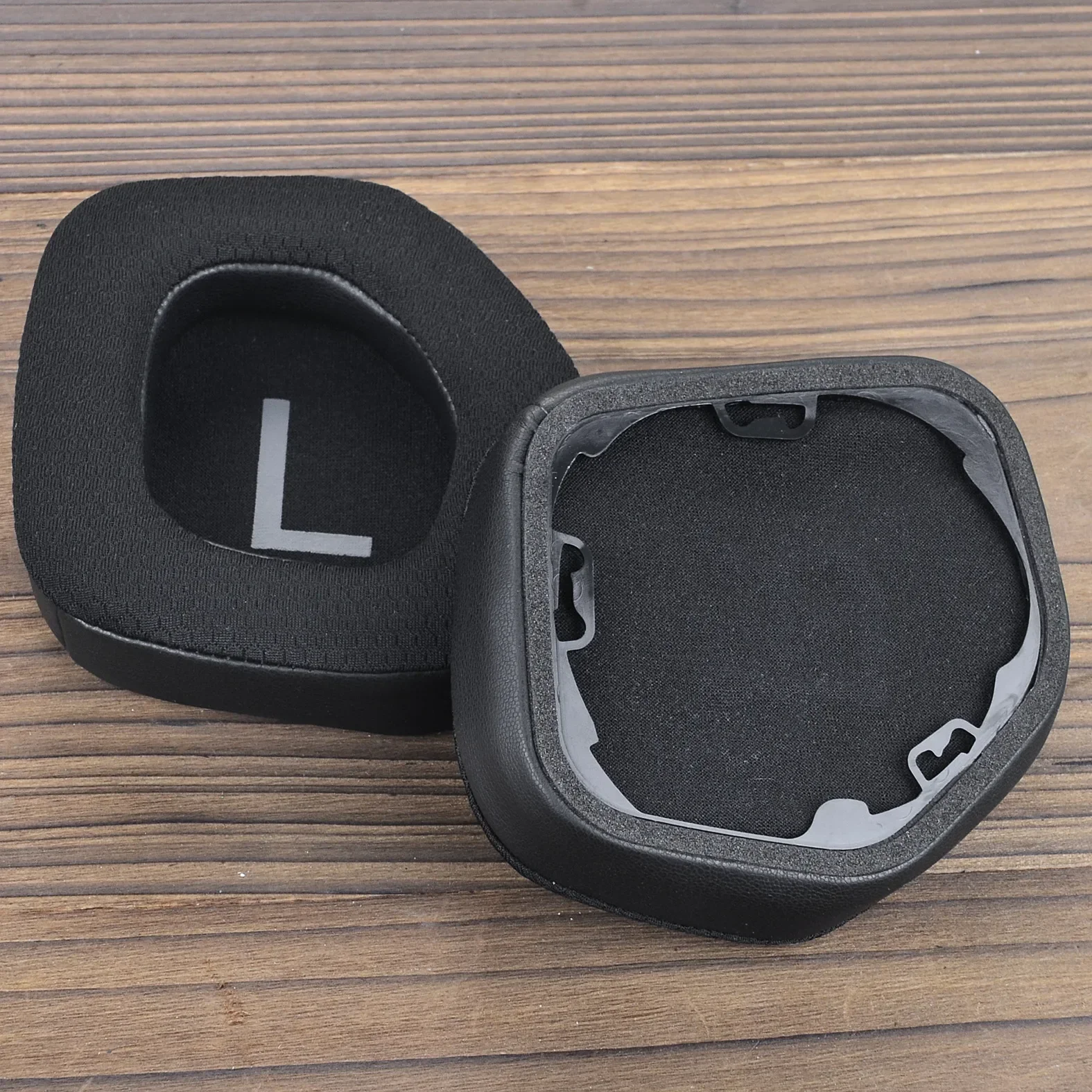 Replacement Gel High-quality Earpads With Buckle with Noise Isolation Cushion Suitable For Alienware AW988 Wireless Headphone
