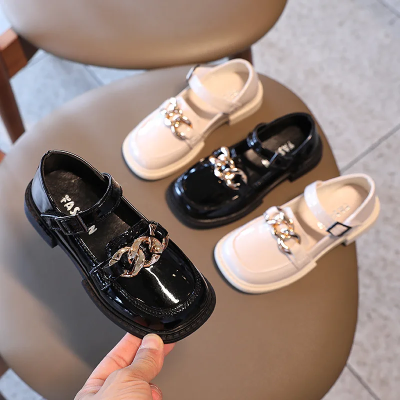 

Fashion Girls Shoes 2023 New Patent Leather Metal Chain Princess Shoes Small Child Soft Soled Leather Shoes
