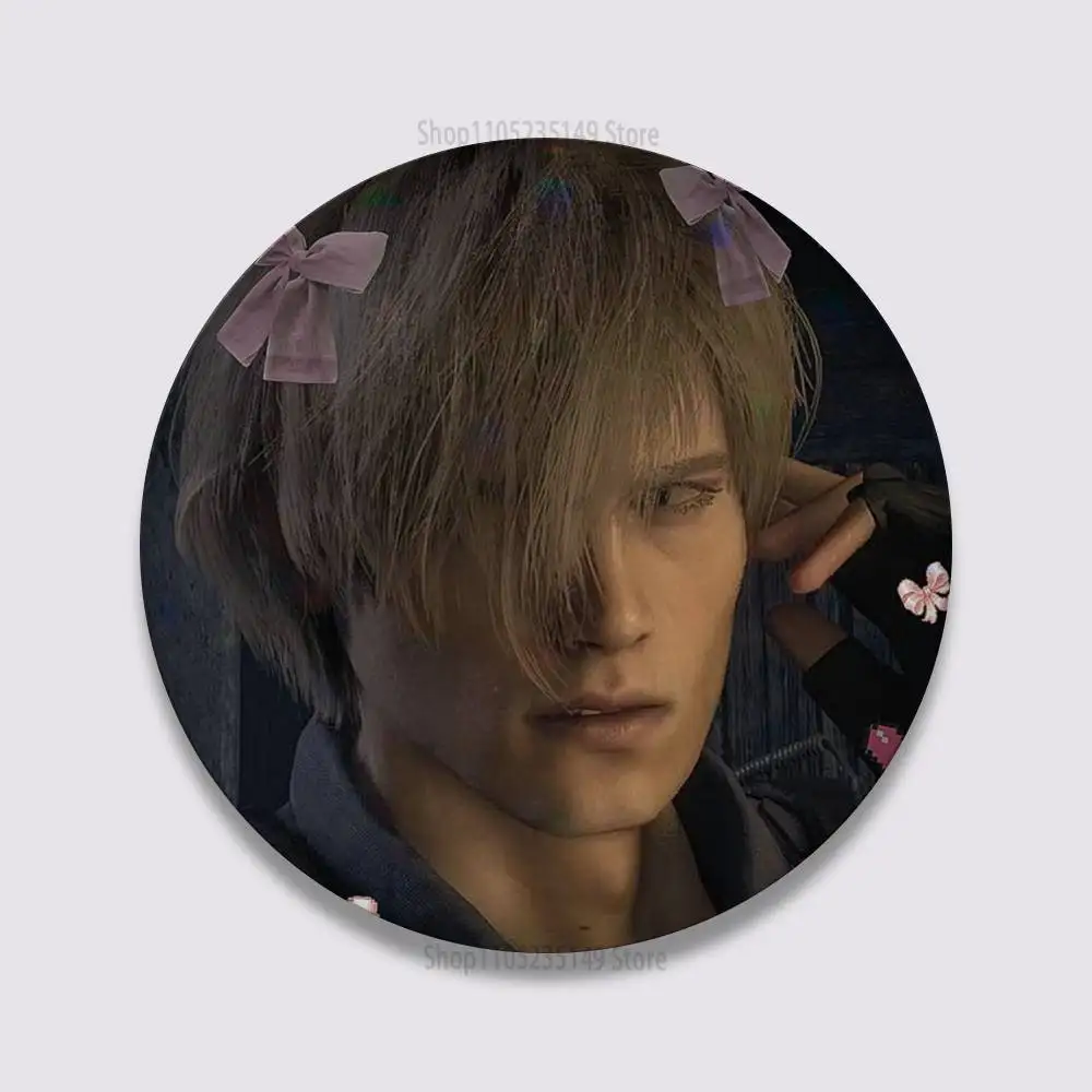 L-Leon Kennedy 58 mm Weißblech-Münzabzeichen, personalisierte handgefertigte runde Broschen, Fototext, grafische Anstecknadeln, Zubehör, Geschenk für Freunde – Detail 11