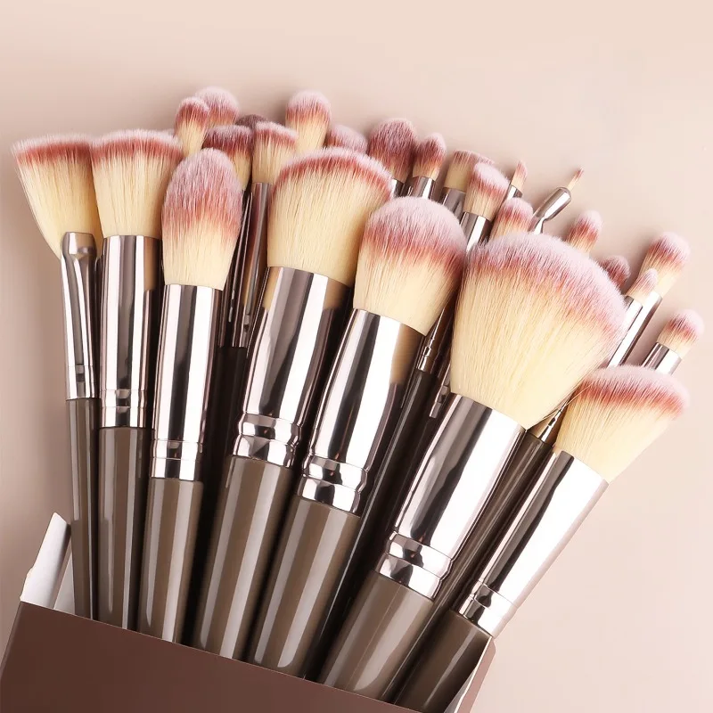 Set Trucco da 47 Pezzi con Pennelli Marroni, Piumini Morbidi e Confortevoli, Beauty Blender e Borsa per il Trucco, Pennelli per il Make-up e Pennello per Ciglia - immagine 2