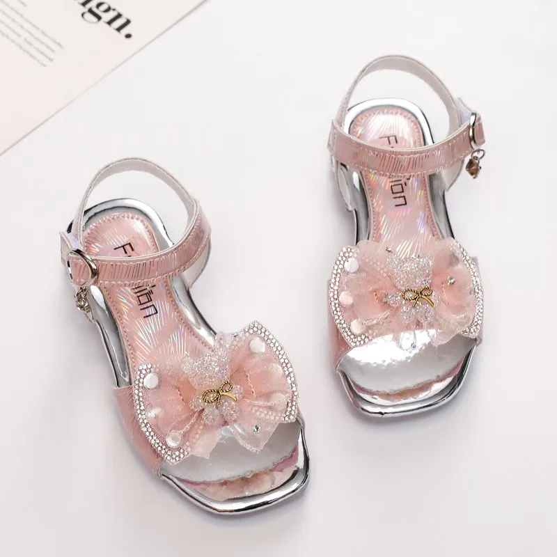 

Kids Fashion Girls Sandals Bow with Bear Rhinestones Princess Mary Janes for Party Wedding Shows 2023 Children Low Heels New PU