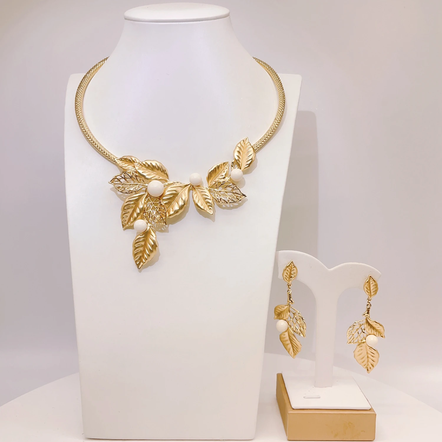 

The New In Popular Leaf Shape Dubai 18K Gold Jewelry For Women Necklace Earrings Fashion Charm 2PC Jewellery Sets Free Shipping