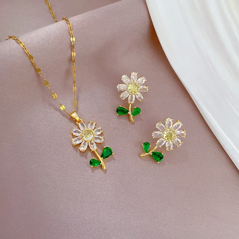 Embroidered Sunflower Pendant, Floral Embroidery Necklace, Summer Delicate Necklace, Nature Jewelry, Elegant Dainty Jewelry, Positive Gift