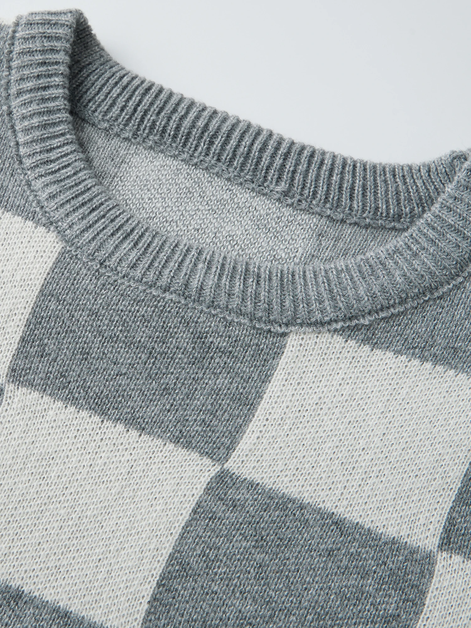 Women s Cozy Oversized Plaid Patterned Sweater with Ribbed Detailing Crew Neckline and Long Sleeves for Fall Winter Casual