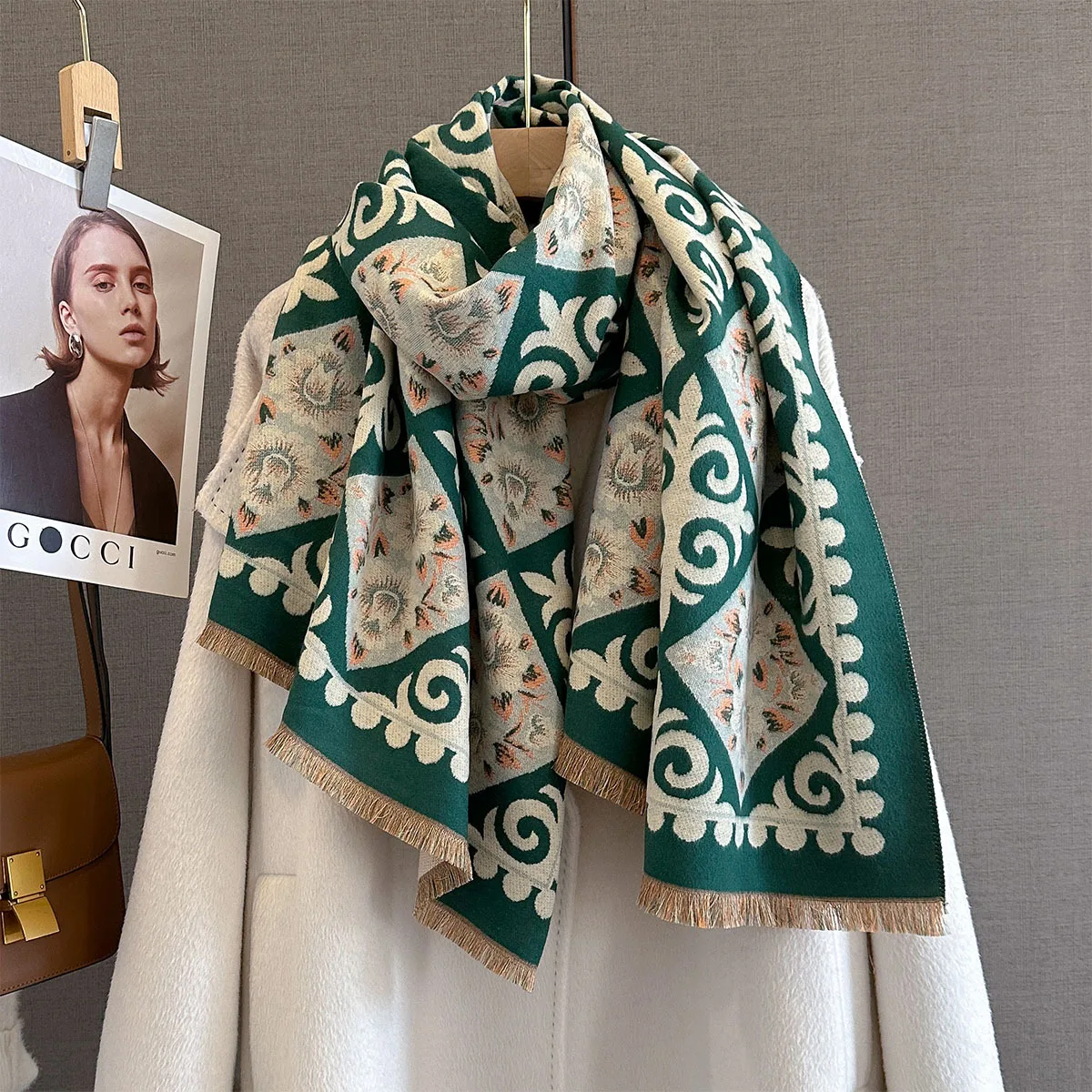 Nuova sciarpa stampata multifunzionale autunno inverno Versatile ed elegante protezione del collo Sciarpe calde antivento Scialle per le donne di lusso 4