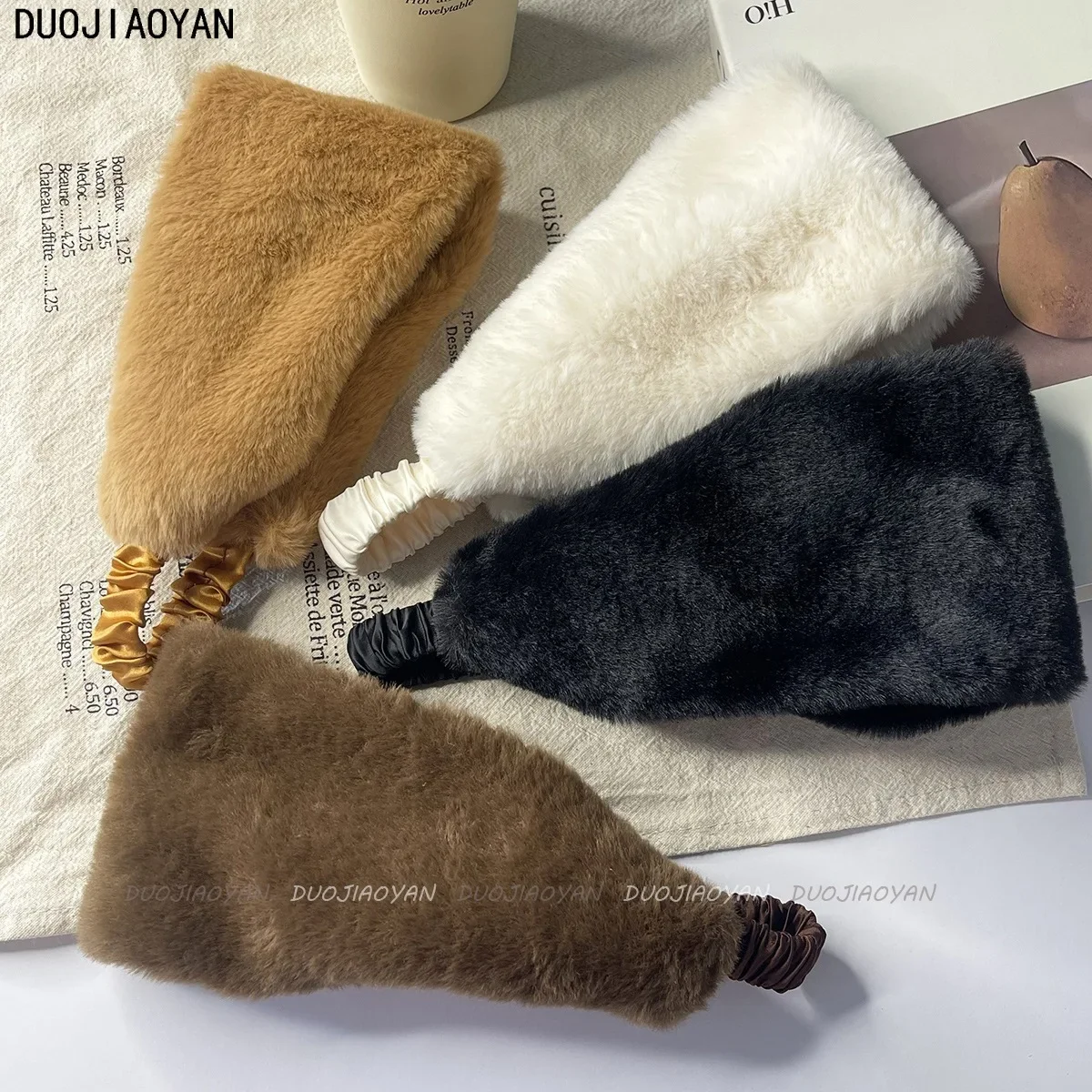 κορδέλα κρατημένη στα χέρια που δείχνει την ελαστικότητά της