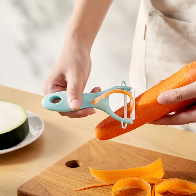 Cuisine éplucheurs de fruits et légumes éplucheurs ergonomiques pour la  cuisine Couteau en acier inoxydable à lames pivotantes tranchantes - Chine  Éplucheurs de fruits et légumes et Outils de cuisine maison prix