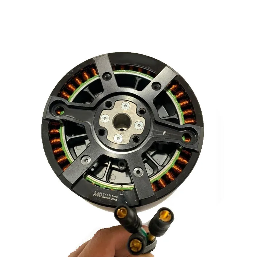 Vue en gros plan du moteur sans balais XAG A40 3000W 75KV pour drone agricole, avec dissipateur thermique et connecteurs.