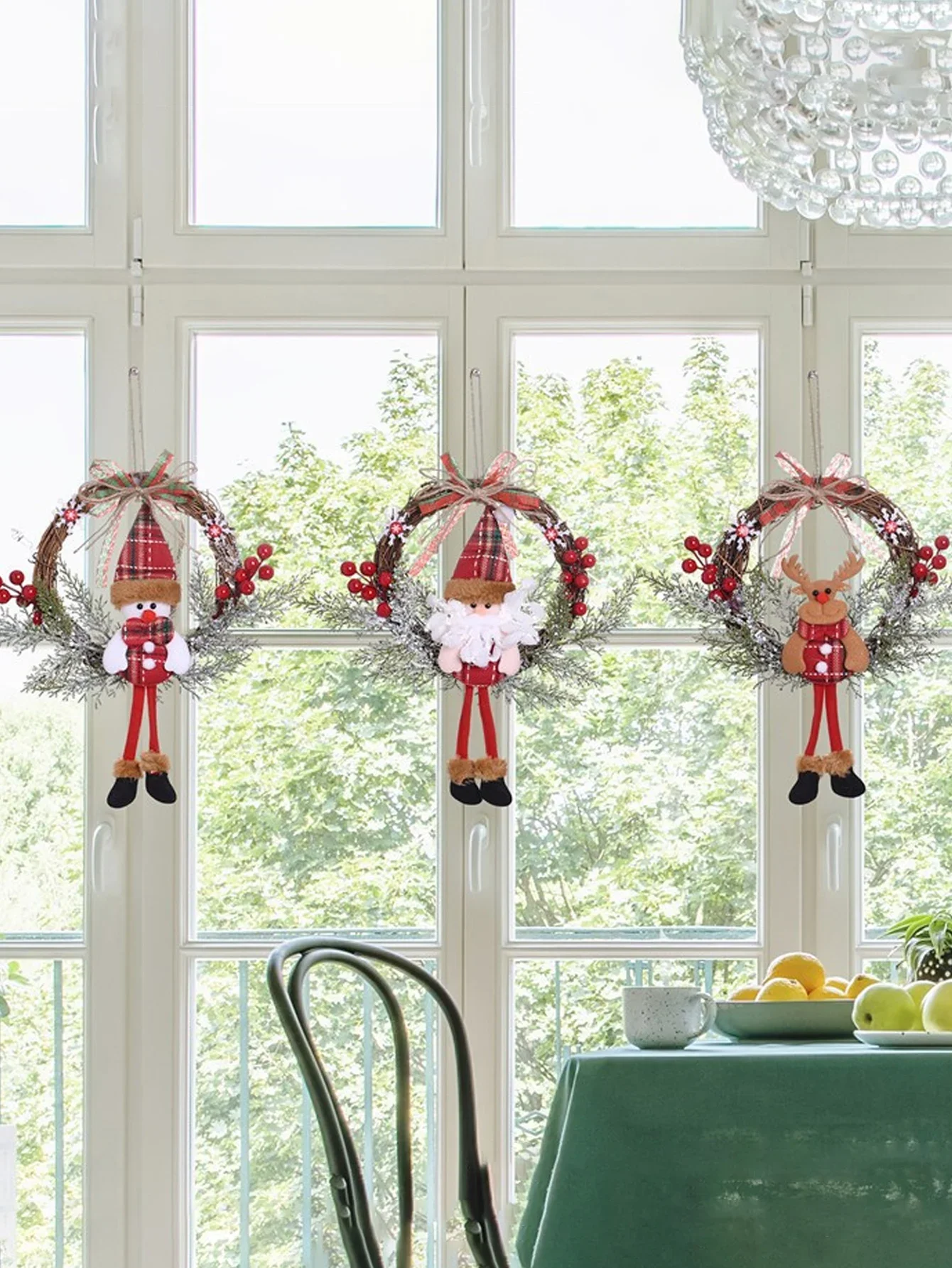 Julkrans för ytterdörr med kottar och snöflingor_voghion.com