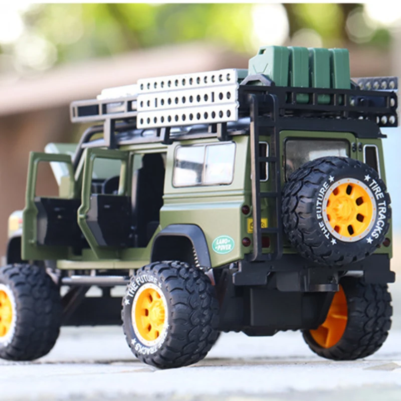 Модель автомобиля Defender 1:28