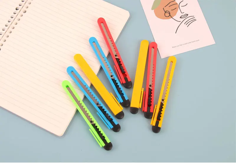 A handful. Art knife small 9mm plastic color manual paper cutter stationery gift unpacking knife. Random color