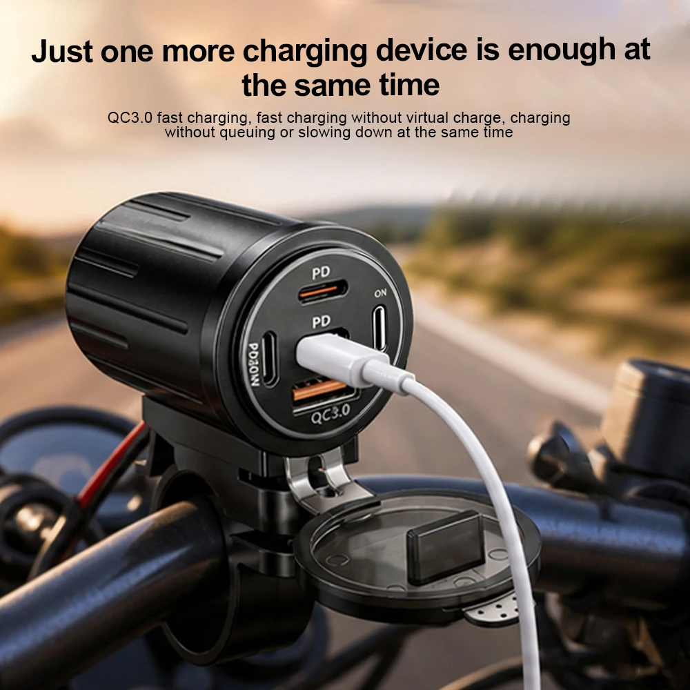 Caricatore per Auto con Presa USB Tipo-C Multiporta, Ricarica Rapida, Impermeabile con Voltmetro 12V/24V per Auto, Barca, Moto