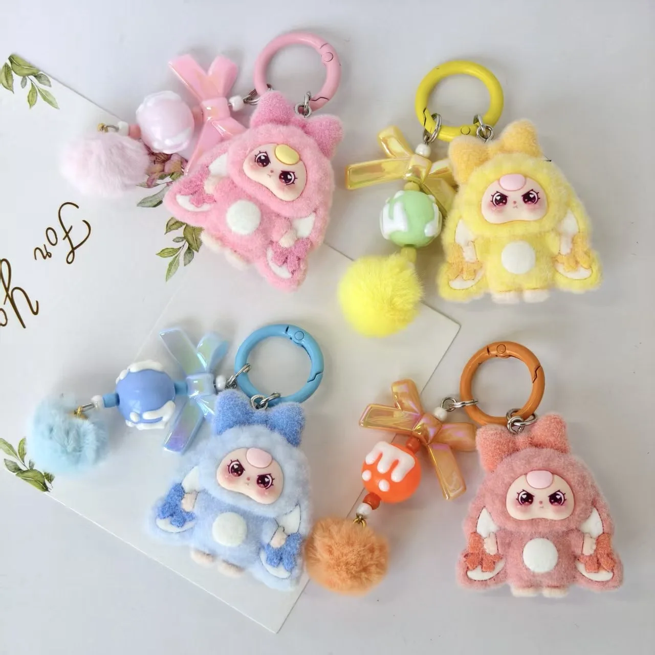 10 piezas Surtido de llaveros de muñecas de dibujos animados flocadas, lindas, de tres piezas, accesorio de joyería DIY,