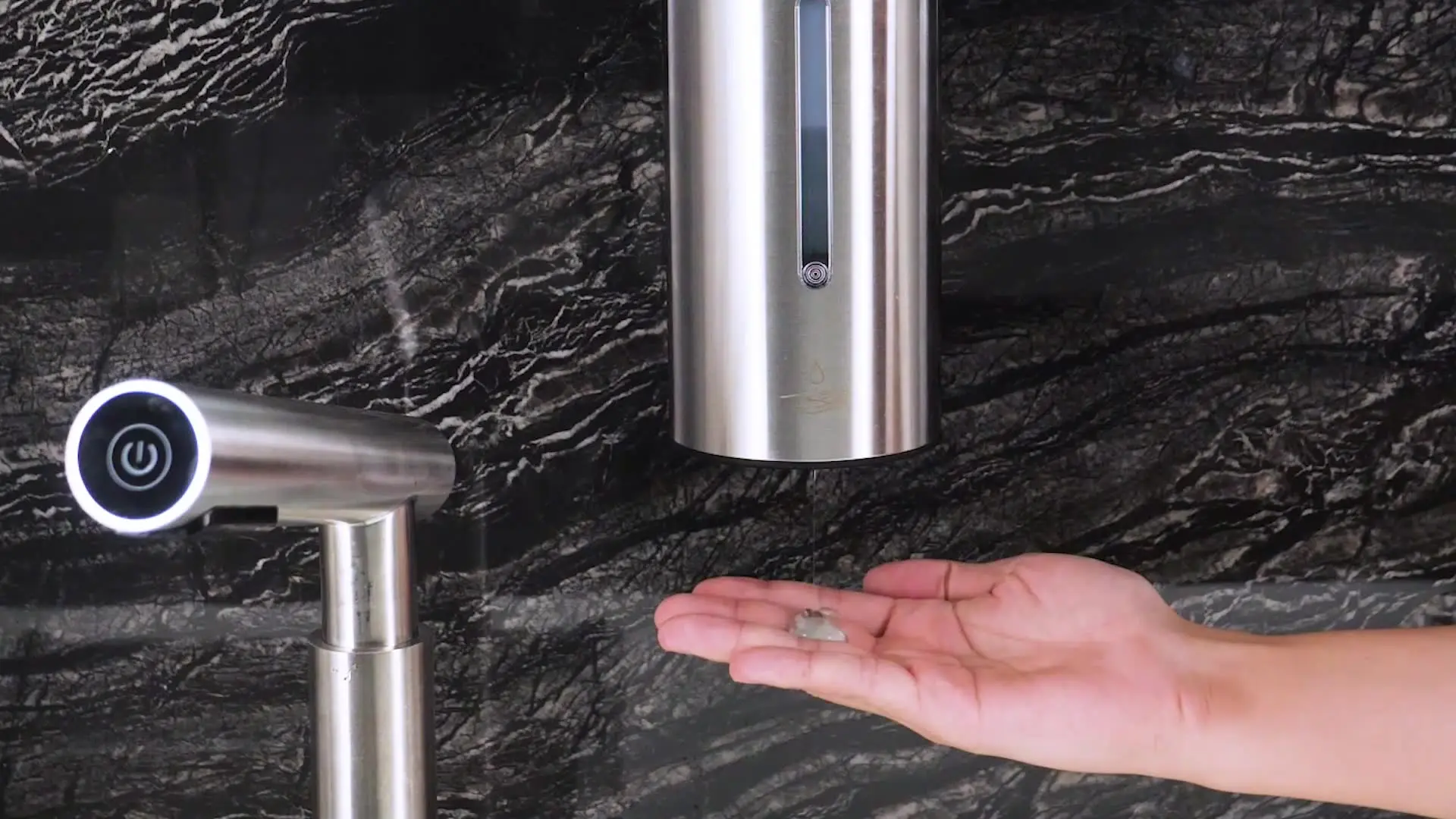 Distributeur gel hydroalcoolique mural, angle latéral montrant le support en acier.