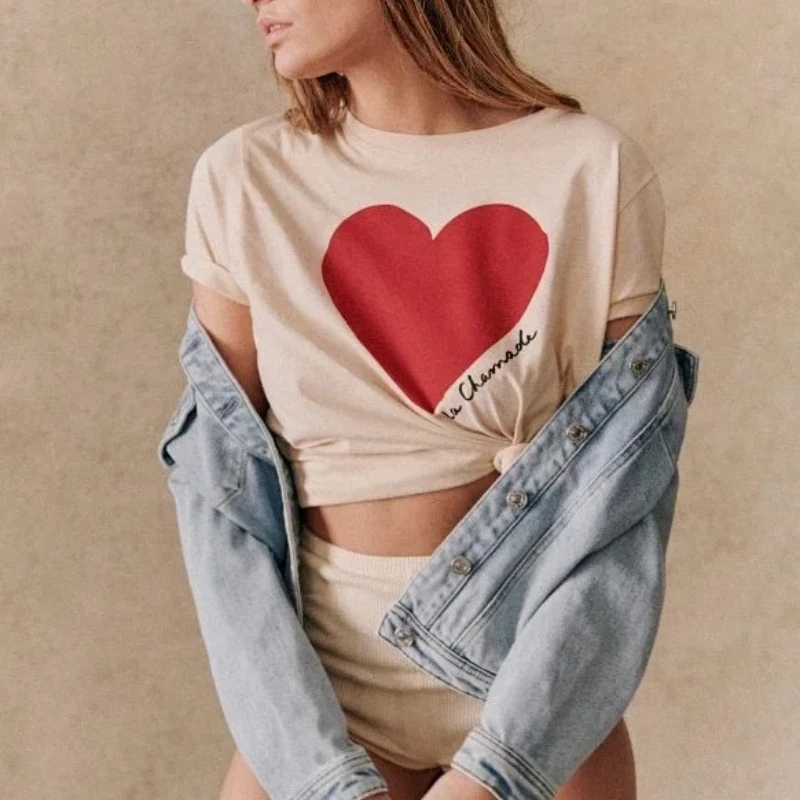 

Женская футболка с круглым вырезом, коротким рукавом и надписью «Love»